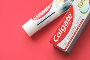 ternopil, ucrania - 24 de abril de 2022 pasta dental colgate, una marca de productos de higiene bucal fabricados por la empresa estadounidense de bienes de consumo colgate-palmolive foto