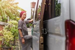 mujer subiendo a un autobús en vacaciones de viaje por carretera. foto