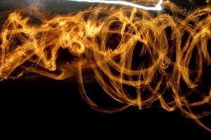 círculos de fuego. líneas de llama. espectáculo de disparos de fuego en velocidad de obturación larga. foto