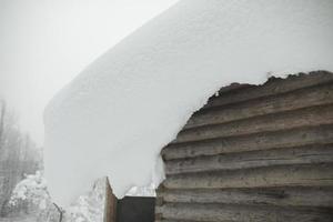 nieve en el techo. pueblo en invierno. detalles de casas en pueblo. foto