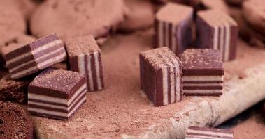 espolvoreado con caramelo de cacao en polvo en el tablero foto