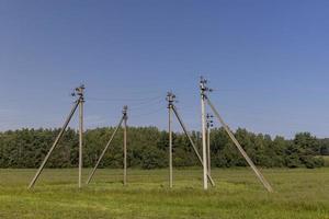 líneas eléctricas de alta tensión montadas en postes de hormigón foto