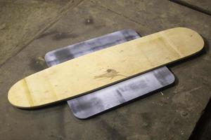 tablero de pintura fabricación de patines. longboard sin pintura. foto