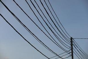 cables contra el cielo. un montón de cables eléctricos. foto