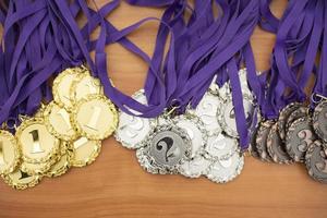 medallas para los ganadores. insignia de distinción por logros deportivos. foto
