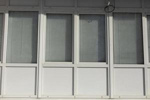 ventana de plastico marcos de ventanas blancas en el edificio. foto