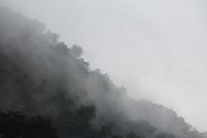 hermosa vista de las montañas y la niebla blanca foto