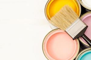 pincel sobre fondo rosa, cómo elegir el color de pintura perfecto para el hogar y bueno para la salud foto