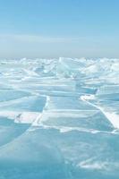 superficie de hielo agrietada azul transparente del lago baikal en invierno foto