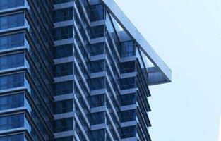 edificio de oficinas moderno con ventana de cristal foto