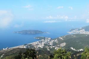 vista panorámica de la ciudad de budva en montenegro y la costa adriática foto