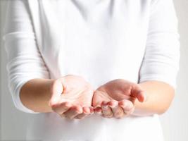 primer plano de una mujer abriendo sus palmas ese símbolo de dar o donar. foto