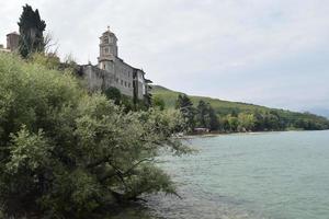 macedonia del norte. vista del monasterio de st. naum del lago ohrid foto