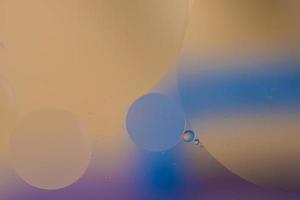gotitas abstractas burbujas de aceite en el fondo colorido del agua, macro fotografía superficie de burbujas de aceite foto