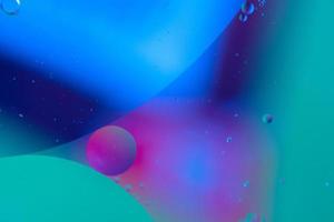 gotitas abstractas burbujas de aceite en el fondo colorido del agua, macro fotografía superficie de burbujas de aceite foto