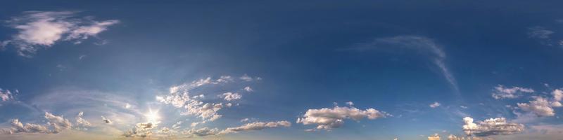 panorama de cielo azul hdr 360 con hermosas nubes blancas en proyección transparente con cenit para uso en gráficos 3d o desarrollo de juegos como cúpula del cielo o edición de drones para reemplazo del cielo foto