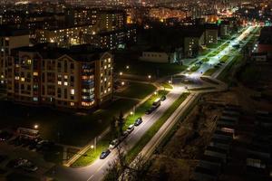 panorama nocturno de luz en las ventanas de un edificio de varios pisos. la vida en una gran ciudad foto