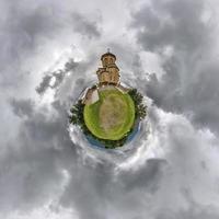 pequeño planeta transformación de panorama esférico 360 grados. vista aérea abstracta esférica cerca de la iglesia de sameba georgia. curvatura del espacio. foto