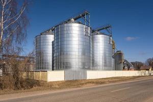 Elevador de granero de silos agrícolas en la planta de fabricación de procesamiento agrícola para el procesamiento, secado, limpieza y almacenamiento de productos agrícolas, harina, cereales y granos. foto