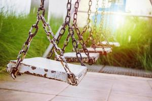 viejo columpio de madera en el parque infantil foto