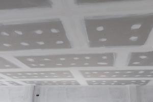 instalación de paneles de yeso en el techo en el sitio de construcción foto