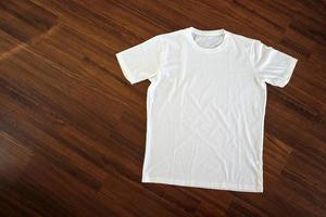 camiseta blanca sobre fondo de madera foto