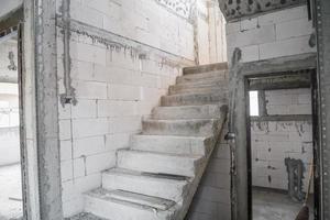 escalera de hormigón de cemento en la casa en construcción en el sitio de construcción foto