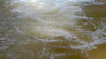 fluente acqua ruscello lento movimento metraggio nel un' tropicale foresta pluviale nel Tailandia. video