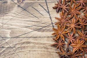 anís estrellado badian sobre un fondo de madera. enfoque selectivo. foto