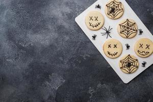 galletas caseras para halloween. galletas con caras graciosas y telarañas. copie el espacio. foto