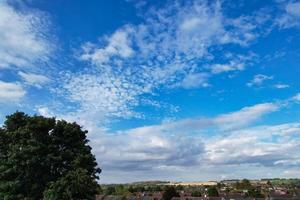 nubes hermosas y dramáticas sobre la ciudad británica foto