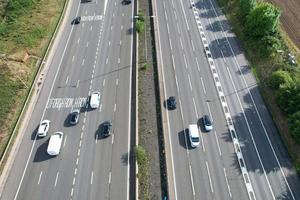 vista aérea de las autopistas británicas con tráfico rápido foto