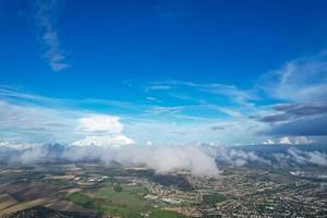 nubes dramáticas y mágicas sobre la ciudad foto