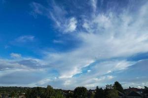 nubes dramáticas y mágicas sobre la ciudad foto