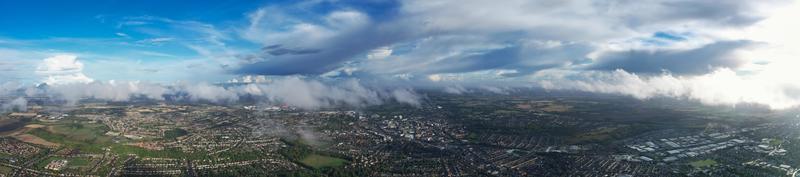 nubes dramáticas y mágicas sobre la ciudad foto