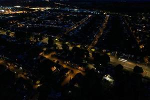 vista de ángulo alto de las autopistas británicas con tráfico. las imágenes aéreas de las carreteras y autopistas británicas entre las salidas 7 y 9 de la m1 al atardecer. las imágenes capturadas el 07-09-2022 con la cámara del dron foto