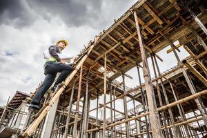 trabajador ingeniero profesional en el sitio de construcción de la casa foto