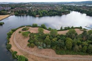 vista de ángulo alto del lago y el paisaje en milton keynes inglaterra foto