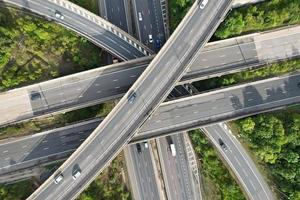 vista aérea de las autopistas británicas con tráfico rápido foto