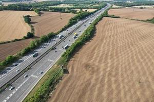 vista aérea de las autopistas británicas con tráfico rápido foto