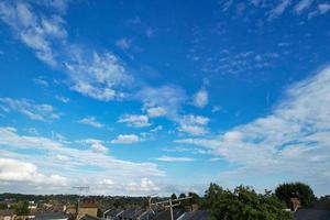 nubes hermosas y dramáticas sobre la ciudad británica foto