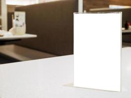 marco de menú simulado en la mesa en el café restaurante foto