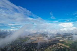 nubes dramáticas y mágicas sobre la ciudad foto