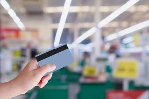 pagar con tarjeta de crédito en el cajero del supermercado foto