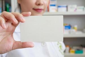 farmacéutico con papel en blanco en la farmacia foto