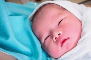 madre feliz y bebé recién nacido en el hospital foto