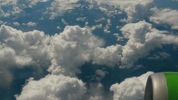 l'avion fait un virage à droite au-dessus des nuages avant d'atterrir à l'aéroport de suvarnabhumi, en thaïlande