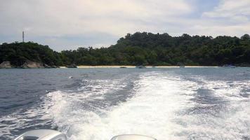 vista trasera desde la salida de lanchas rápidas desde islas similares video