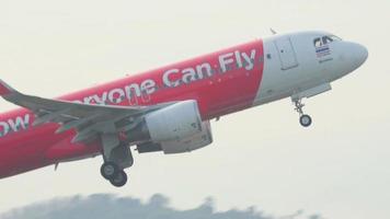 phuket, thailand november 27, 2016 - airasia flygbuss 320 hs bbh tar av från phuket internationell flygplats video