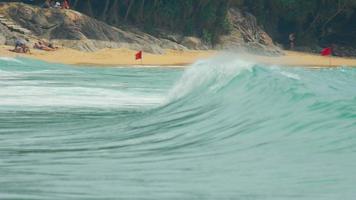 nai harn beach, phuket, thailand 19. november 2016 - touristen, die tropischen strand in nai harn, südlich von phuket, thailand genießen video